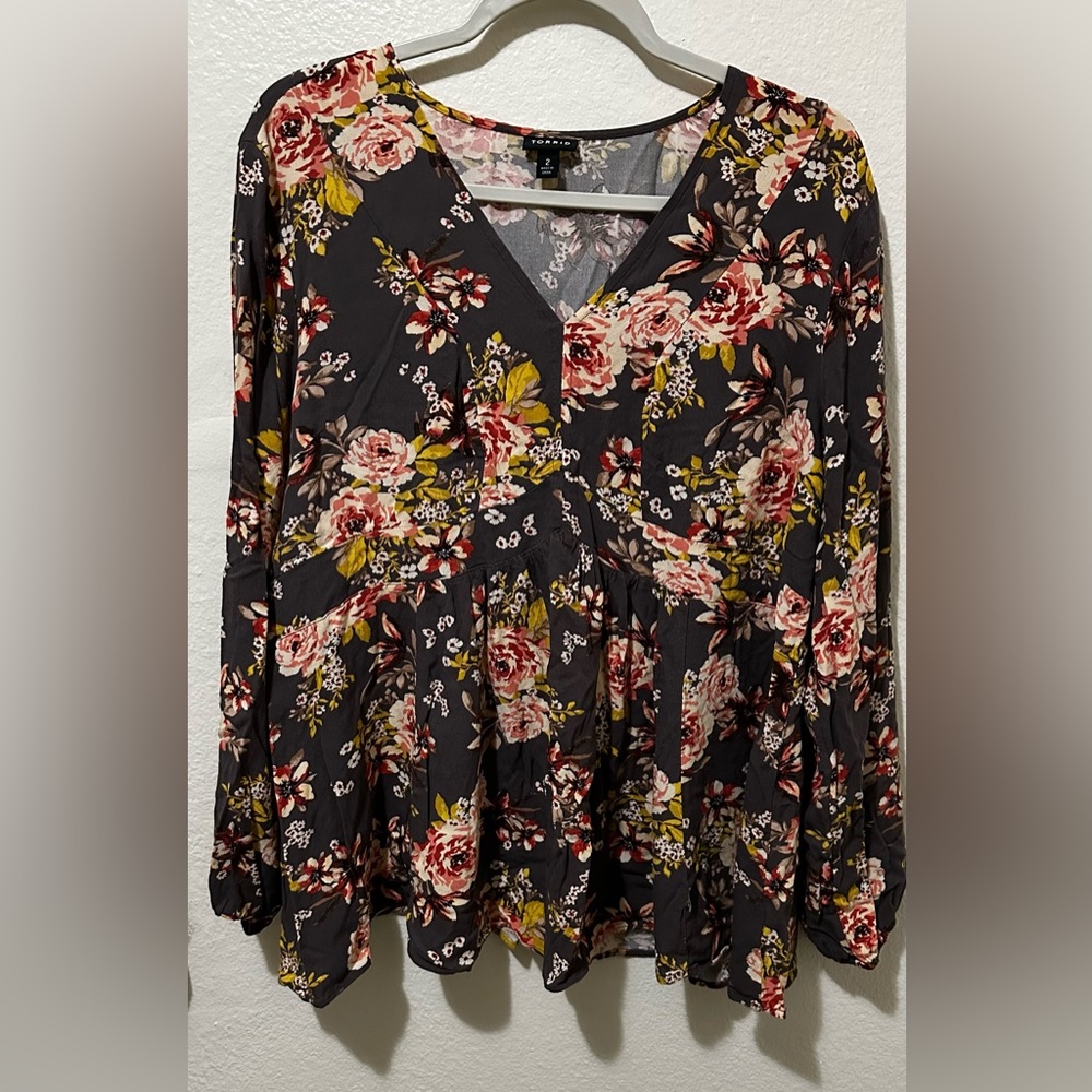Torrid Dark Gray and Floral Blouse Size 2. Gathered waist, flared bottom.